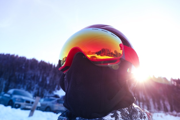 Skieur en lunettes et casque de ski en plein air