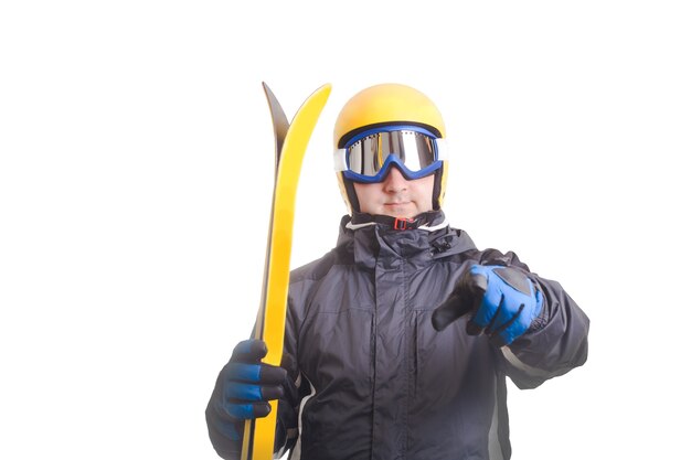 Skieur à lunettes et casque, tient le ski isolé sur blanc