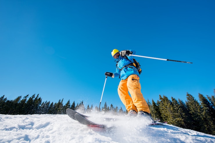 Photo skieur masculin ski sur neige fraîche