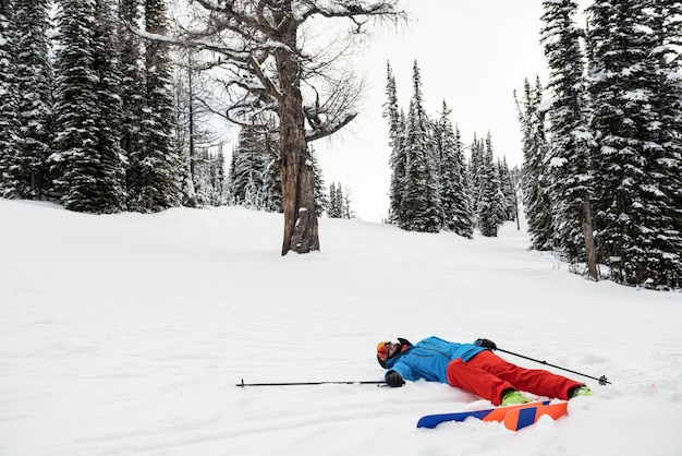 Skieur, mensonge, neige, couvert, montagnes