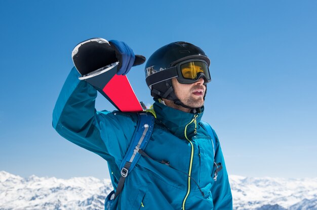 Skieur à la montagne enneigée