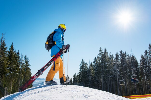 Skieur en montagne