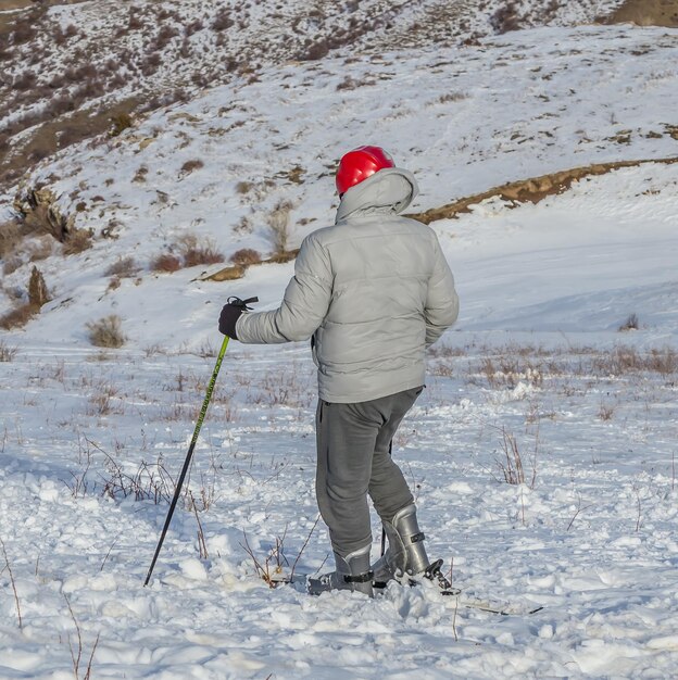 Photo skieur novice sur la neige dans la nature