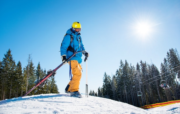 Skieur sur pente dans les montagnes le jour d'hiver