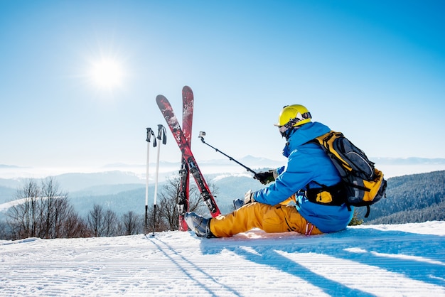 Skieur sur pente dans les montagnes le jour d'hiver