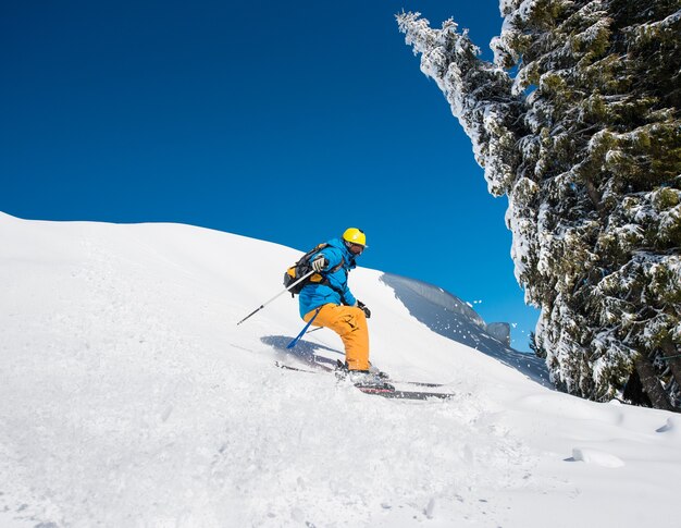 Skieur sur pente dans les montagnes le jour d'hiver