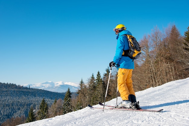 Skieur sur la pente dans les montagnes