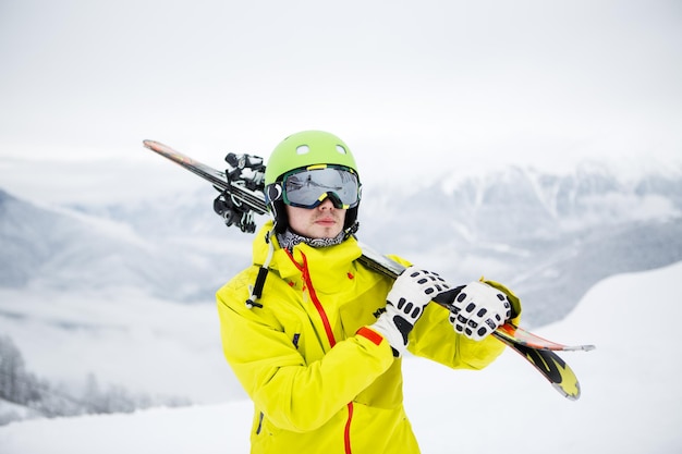 Skieur portant des skis