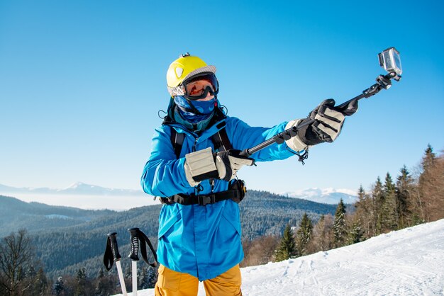 Skieur prenant selfie