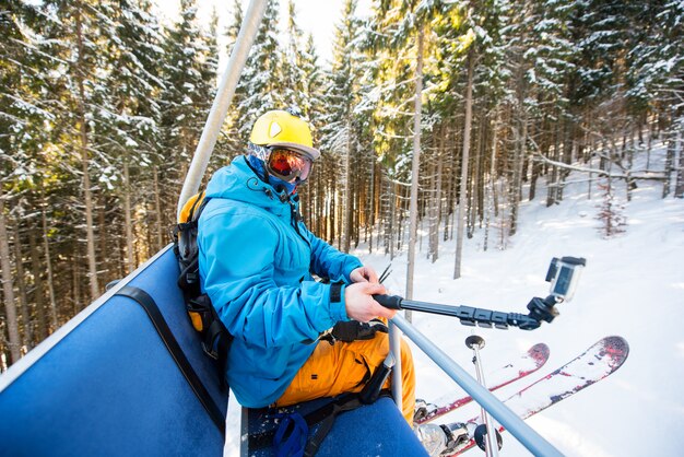 skieur prenant des selfies