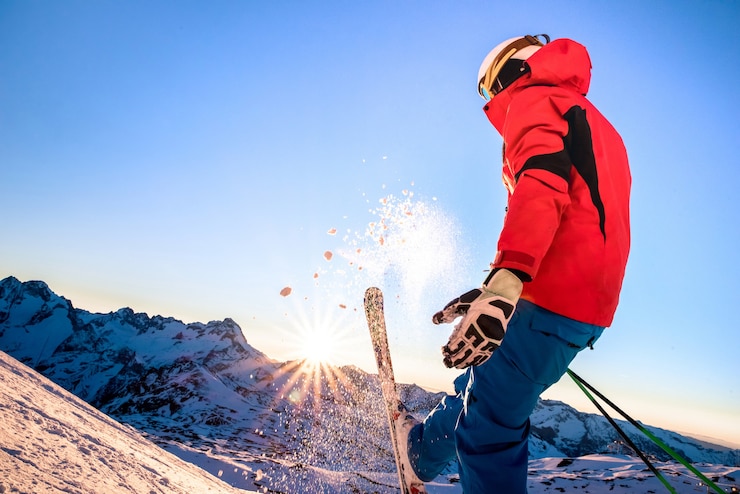 Photo skieur professionnel au coucher du soleil sur un moment de détente dans la station de ski des alpes françaises