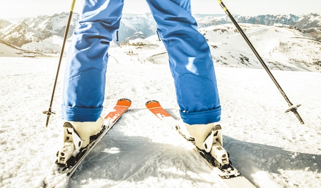 Skieur professionnel au sommet de la piste dans la station de ski des Alpes françaises