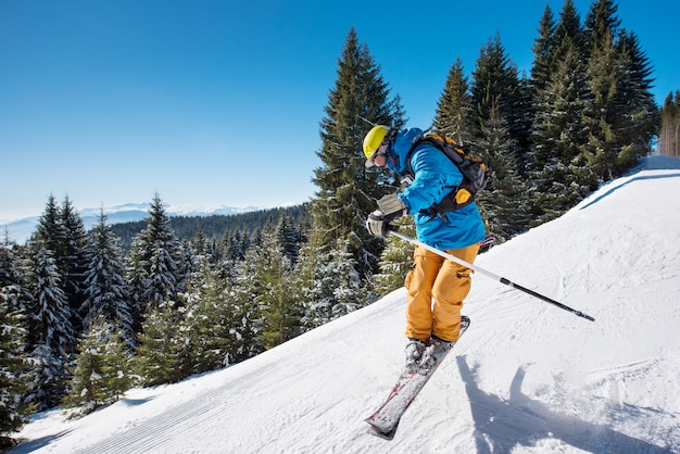 Skieur professionnel ski sur une montagne