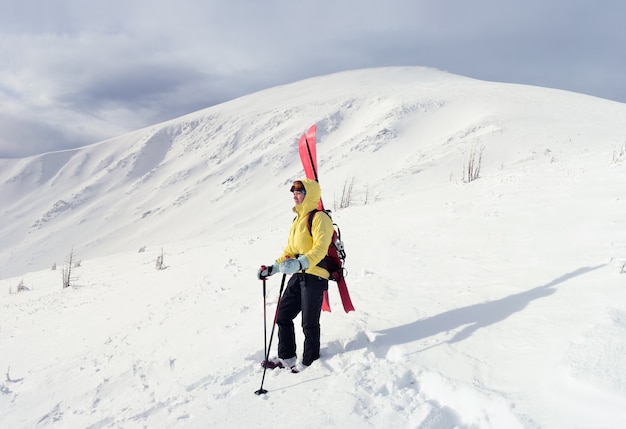 Skieur de randonnée alpine dans les montagnes d'hiver. Carpates, Ukraine.