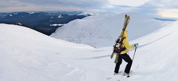 Photo skieur de randonnée alpine randonnée dans les montagnes d'hiver. carpates, ukraine.