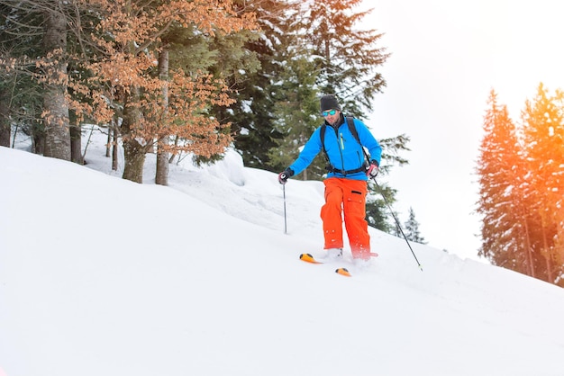 Skieur saut en descente