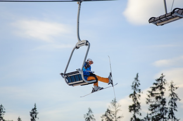 Skieur, séance, ski, ciel, bleu