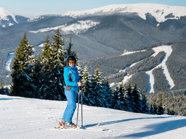 Skieur ski sur pente à la station de ski d'hiver