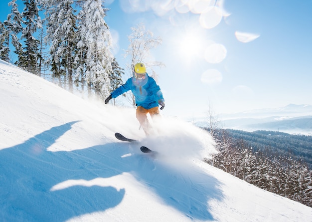 Skieur skiant dans les montagnes