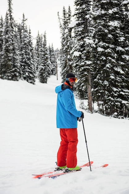 Skieur skiant sur des montagnes couvertes de neige