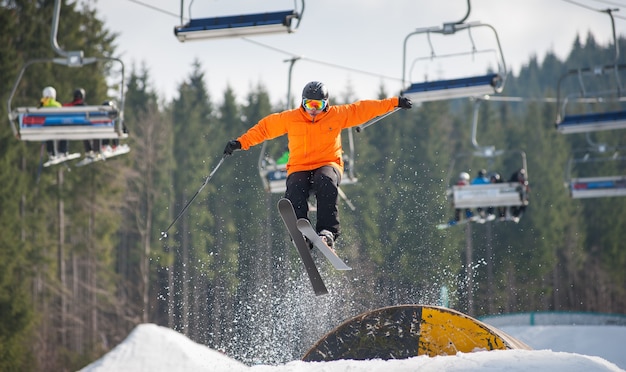 Skieur survolant une haie en journée d&#39;hiver