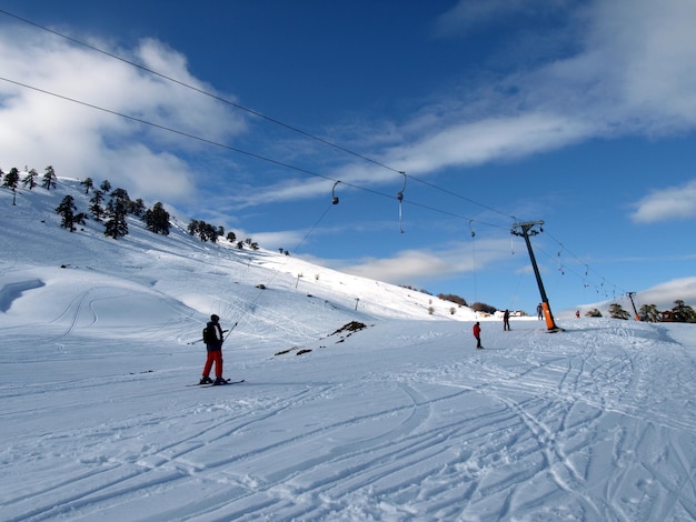 Skieurs escaladant la montagne