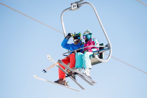 Photo des skieurs lumineux montent dans les cabines du téléphérique de la station de ski