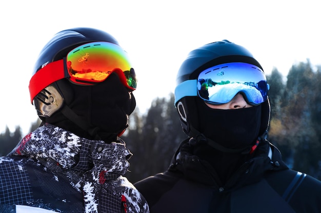 Skieurs en lunettes et casques de ski en plein air