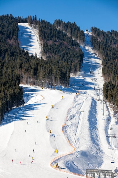 Skieurs à la piste de ski