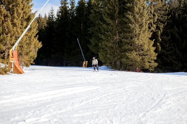 Les skieurs et les télésièges du domaine skiable en Ukraine.