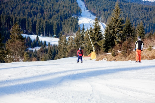 Les skieurs et les télésièges du domaine skiable en Ukraine