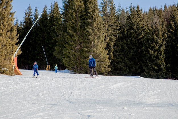 Les skieurs et les télésièges du domaine skiable en Ukraine