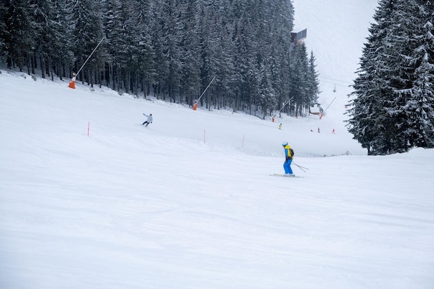 Skieuse sur l'espace de copie de pente