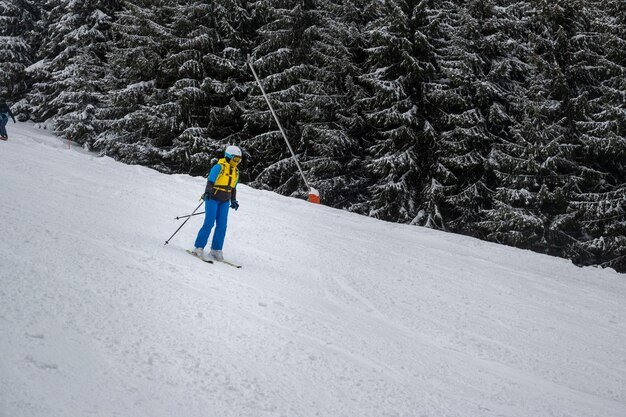 Skieuse femme sur la pente