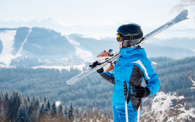 Skieuse sur pente dans les montagnes