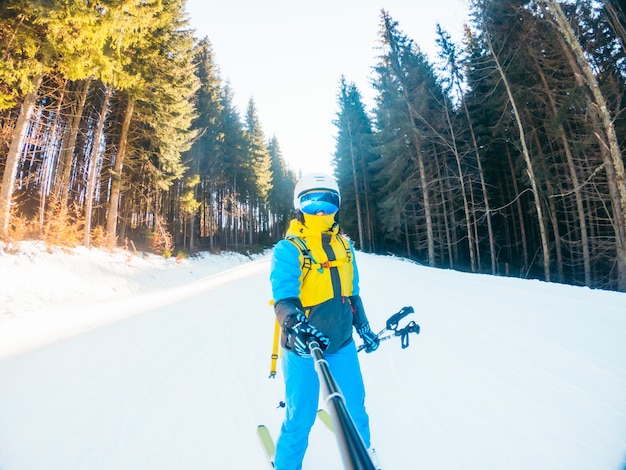 Skieuse prenant selfie en roulant par l'espace de copie de pente