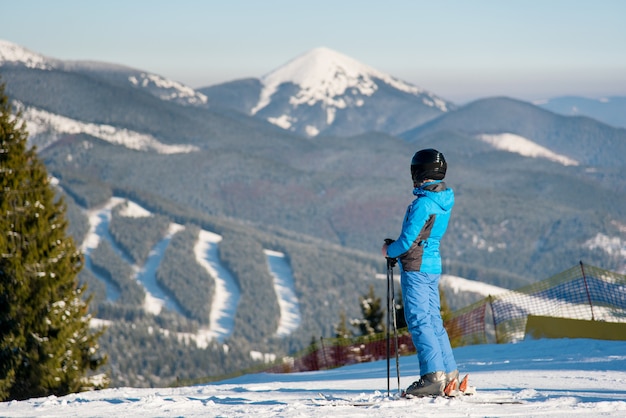 Skieuse à la recherche de suite