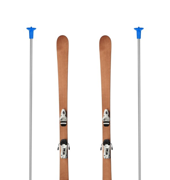 Skis alpins en bois isolés