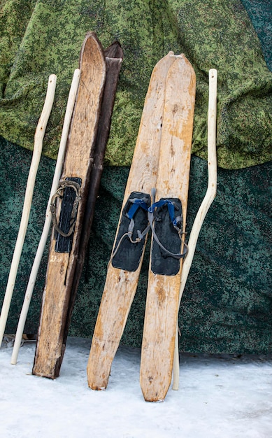 Skis de chasse nationaux du kamchatka en bois bordés de fourrure