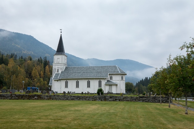 Photo skjonne kirke église église en bois blanc en norvège