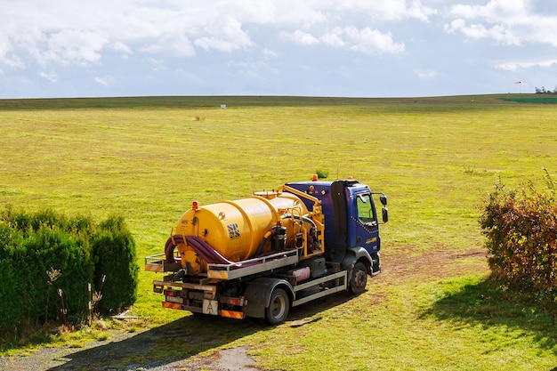 Photo skutc, république tchèque - 16 octobre 2019 : machine de pompage d'égout. camion-citerne à eaux usées.