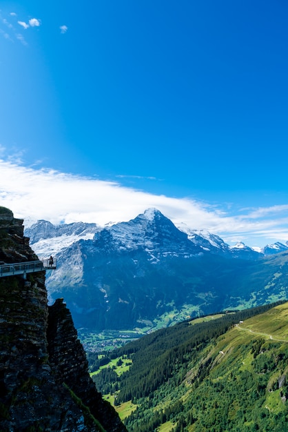 Sky falaise à pied sur le premier sommet de la montagne des Alpes