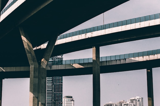 Sky street, viaduc sur fond de ciel bleu en Thaïlande