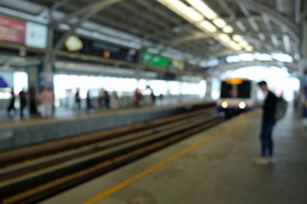 Sky train plate-forme avec voyageurs en attente floue