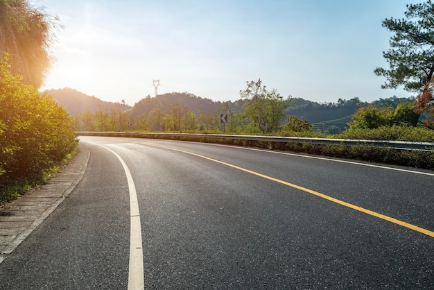 Skyline de l'autoroute de la forêt de montagne