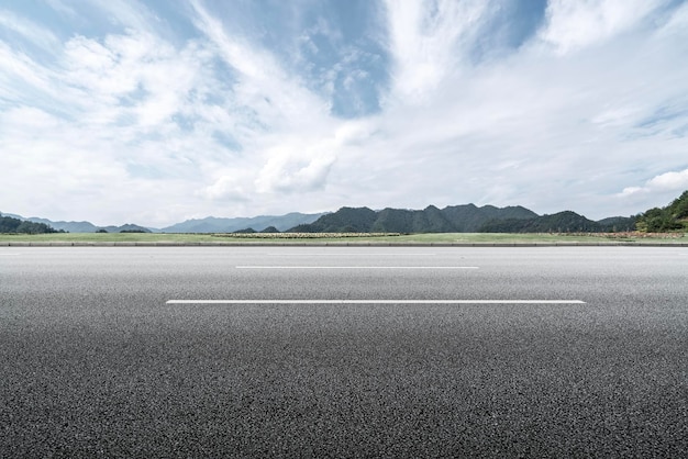 Skyline de l'autoroute de la forêt de montagne