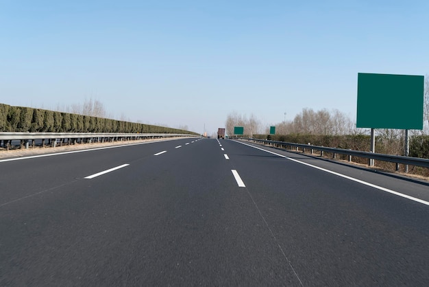 Skyline de l'autoroute et paysages naturels