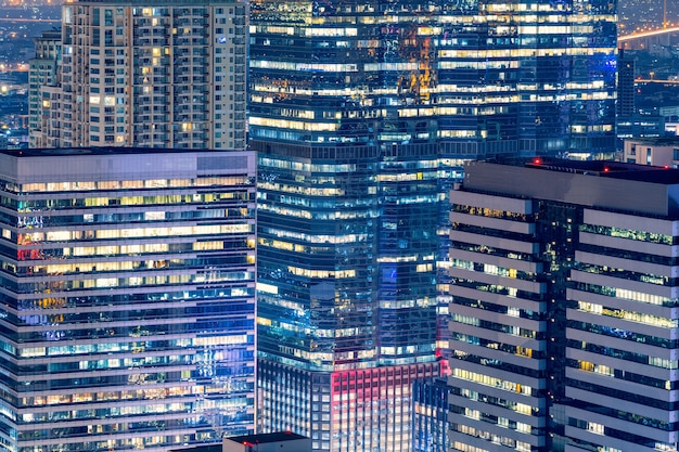 Skyline de bâtiment moderne à la zone des affaires dans le grand centre-ville la nuit