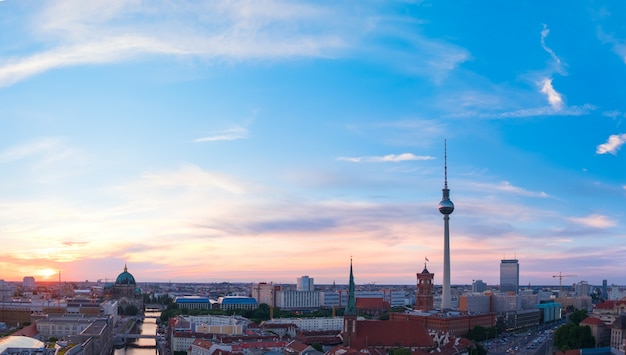 Skyline de Berlin en Allemagne sur un coucher de soleil