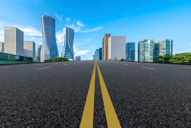 Skyline de la chaussée asphaltée et de l'architecture urbaine